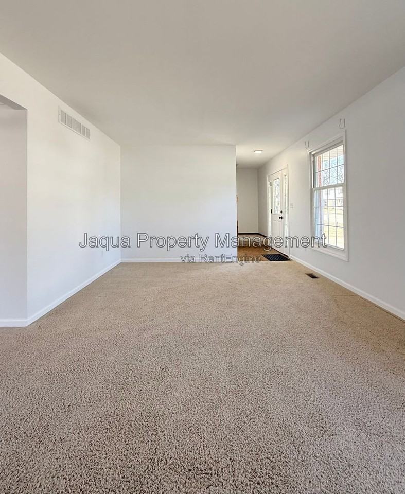 2383 Quincy Ave - Photo 4 of 23