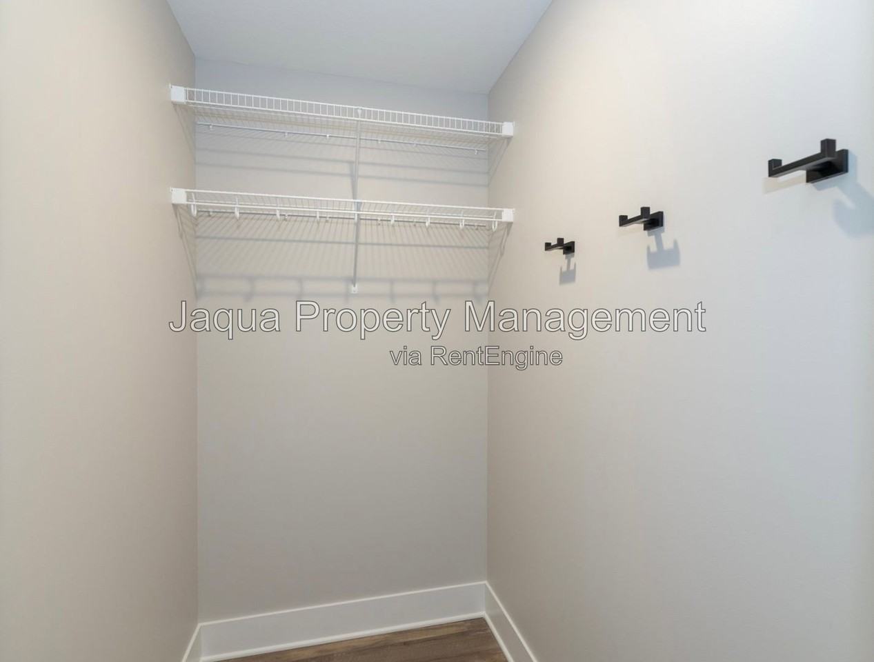 306 Center St - Photo 4 of 14