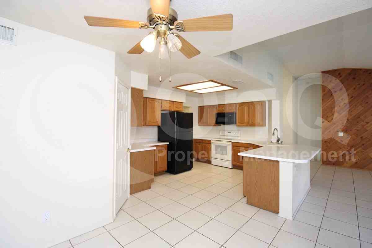 1560 W Kent Dr - Photo 5 of 24