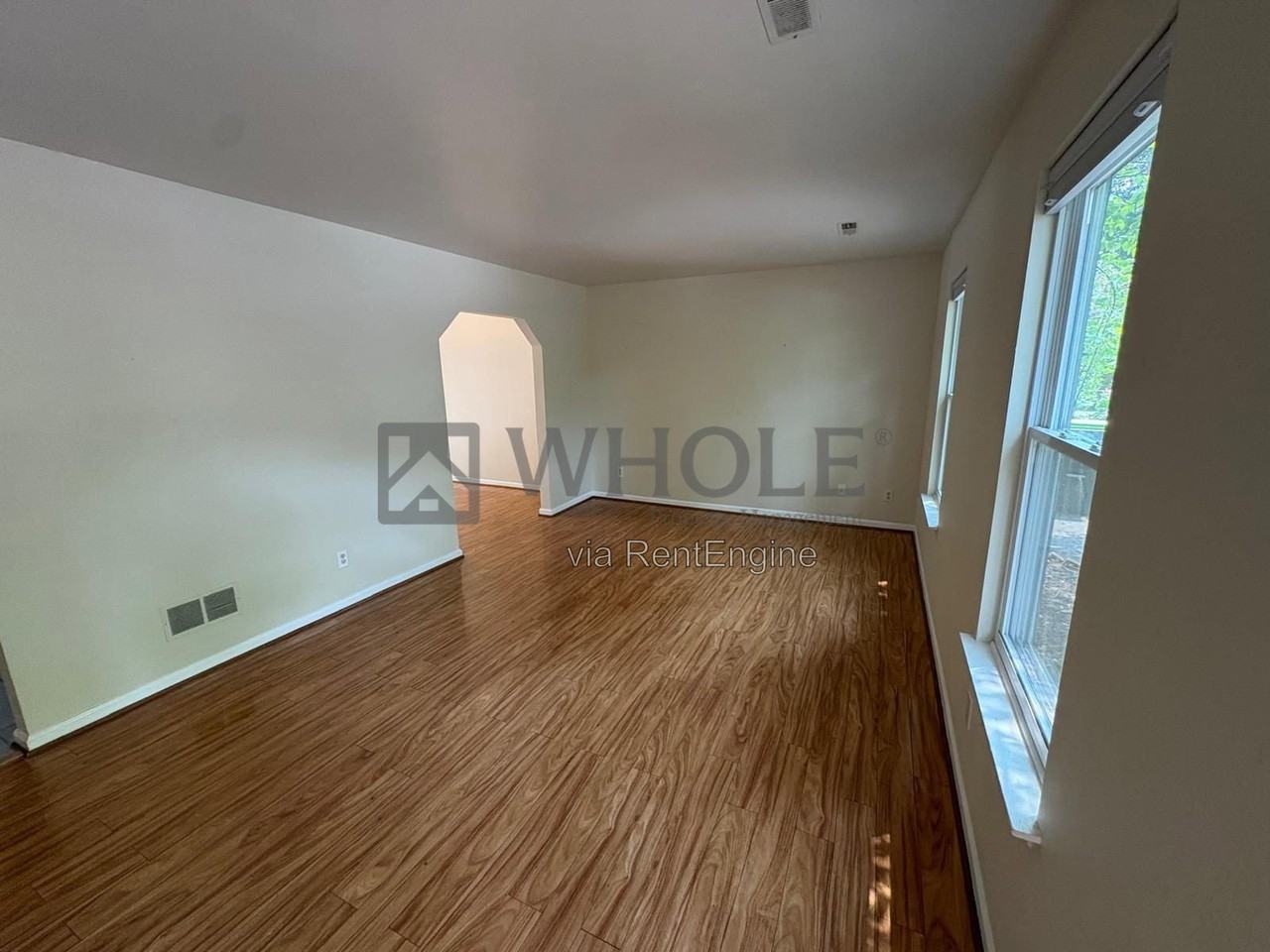 386 Wildwood Ct - Photo 4 of 15