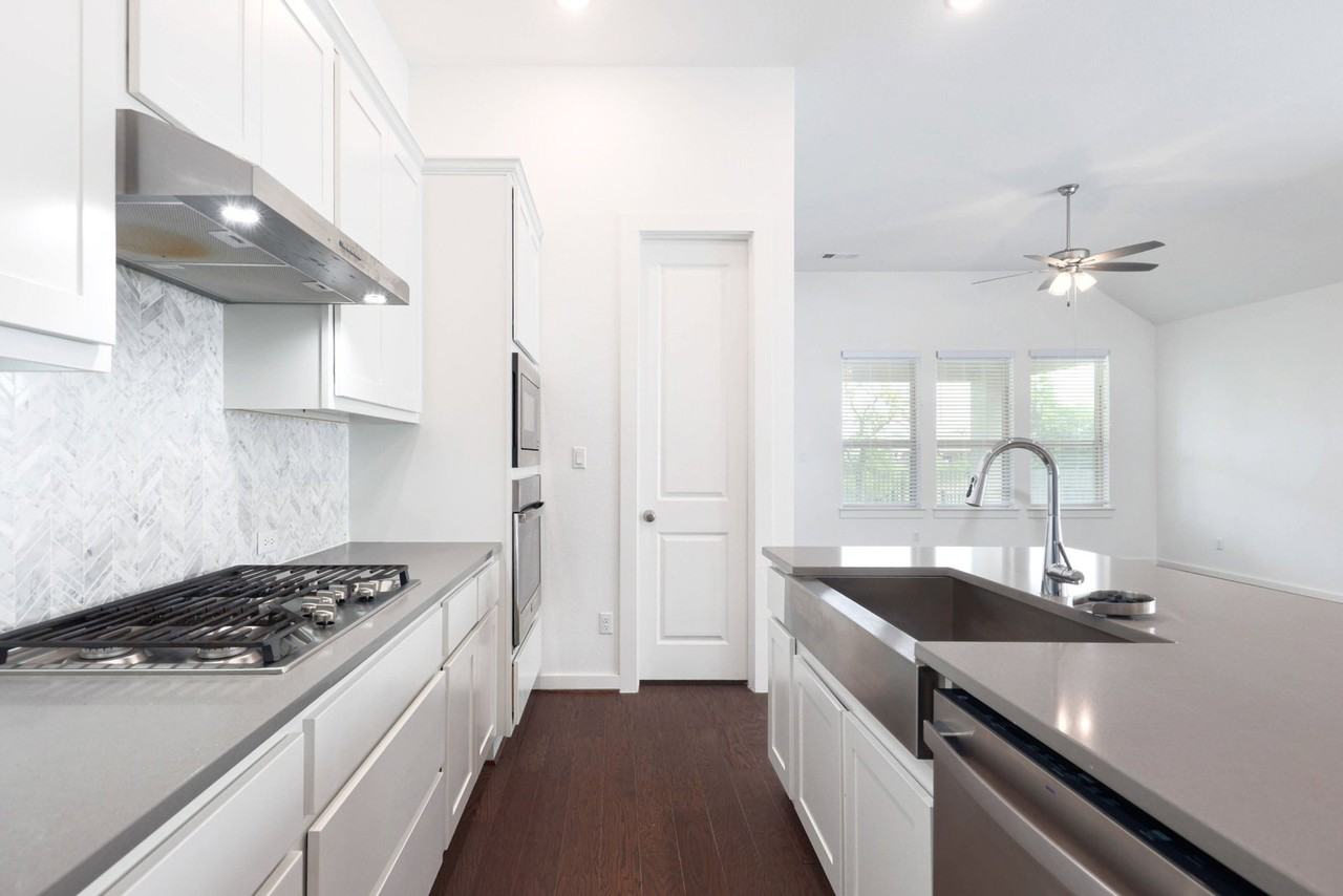 124 Rosebush Dr - Photo 4 of 33