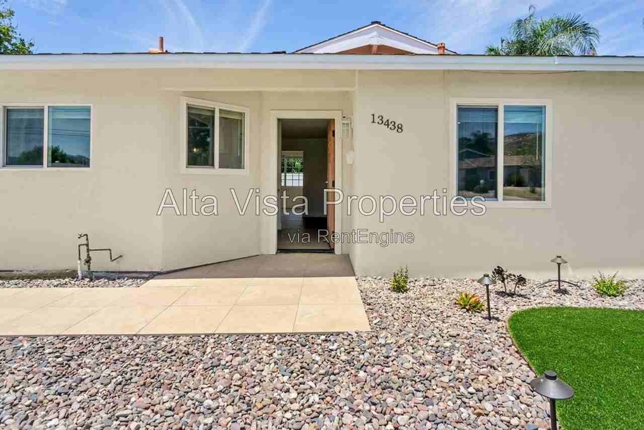 13438 Buxton Ave - Photo 2 of 24
