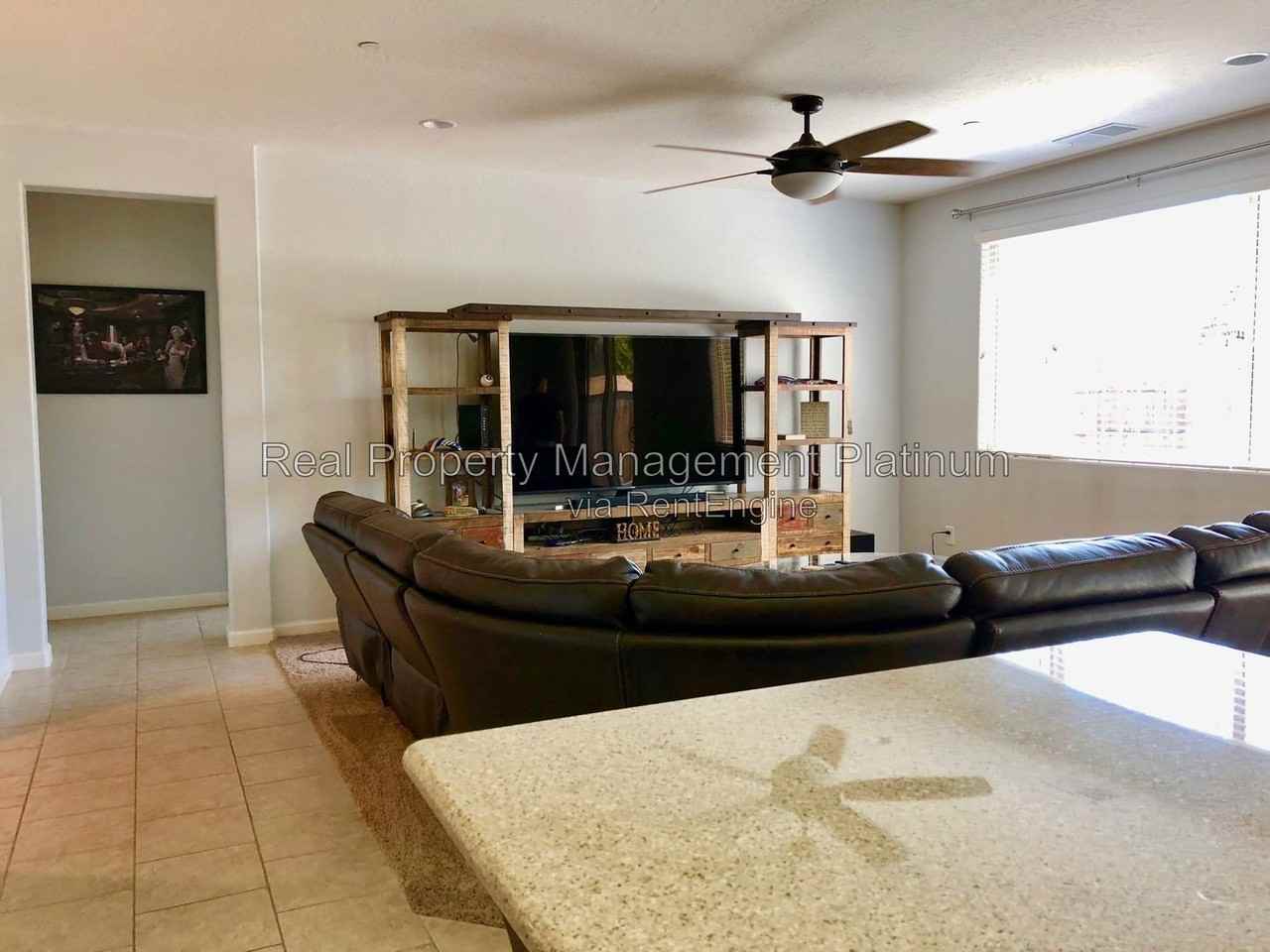 3031 N Schneider Ave - Photo 3 of 14