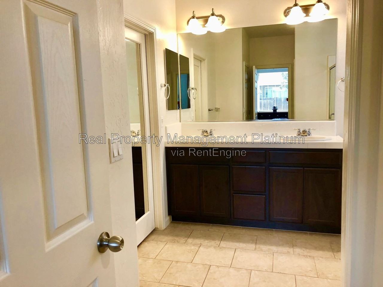 3031 N Schneider Ave - Photo 5 of 14
