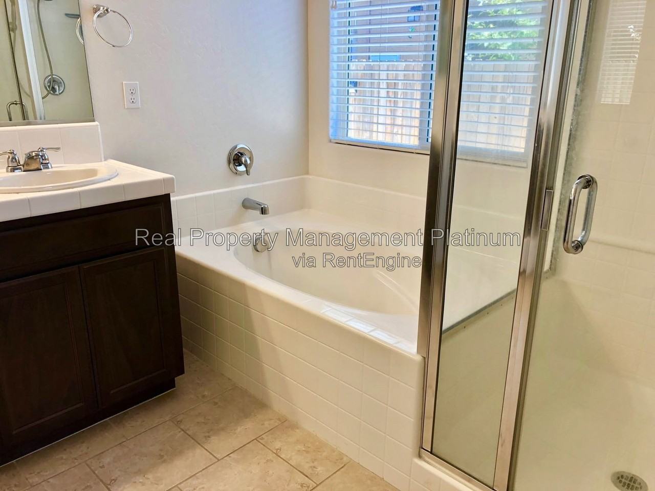 3031 N Schneider Ave - Photo 6 of 14
