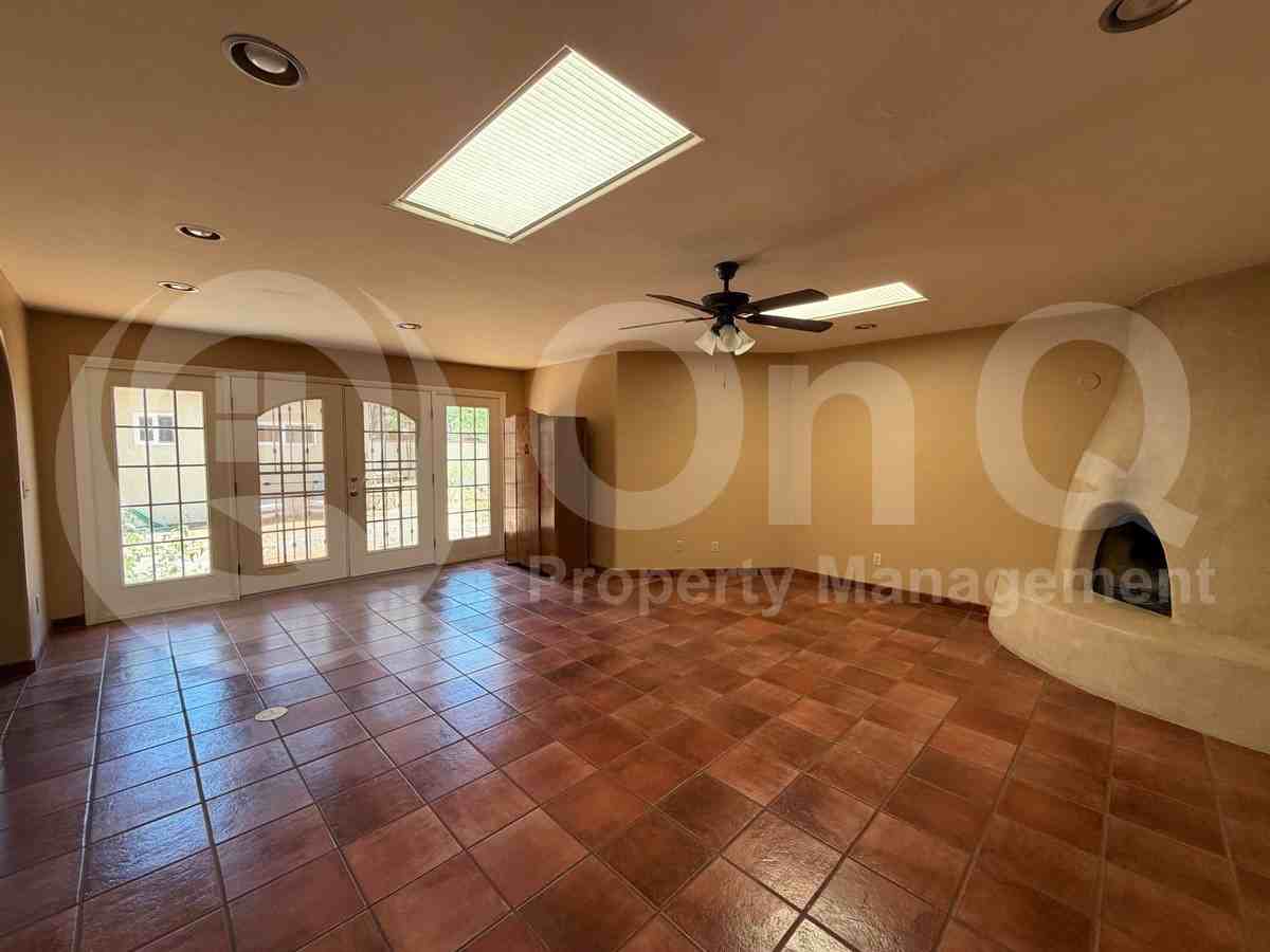 2926 E Waverly St - Photo 4 of 37