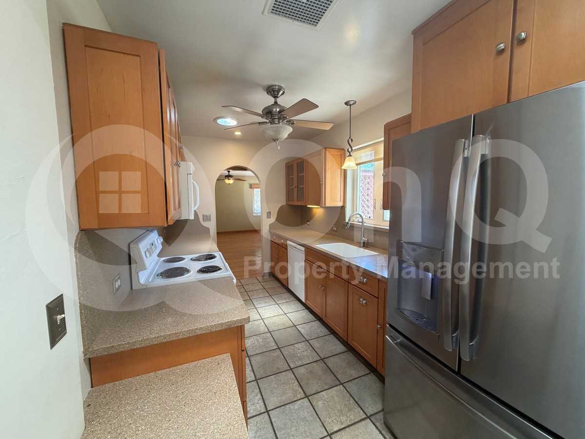 2926 E Waverly St - Photo 6 of 37