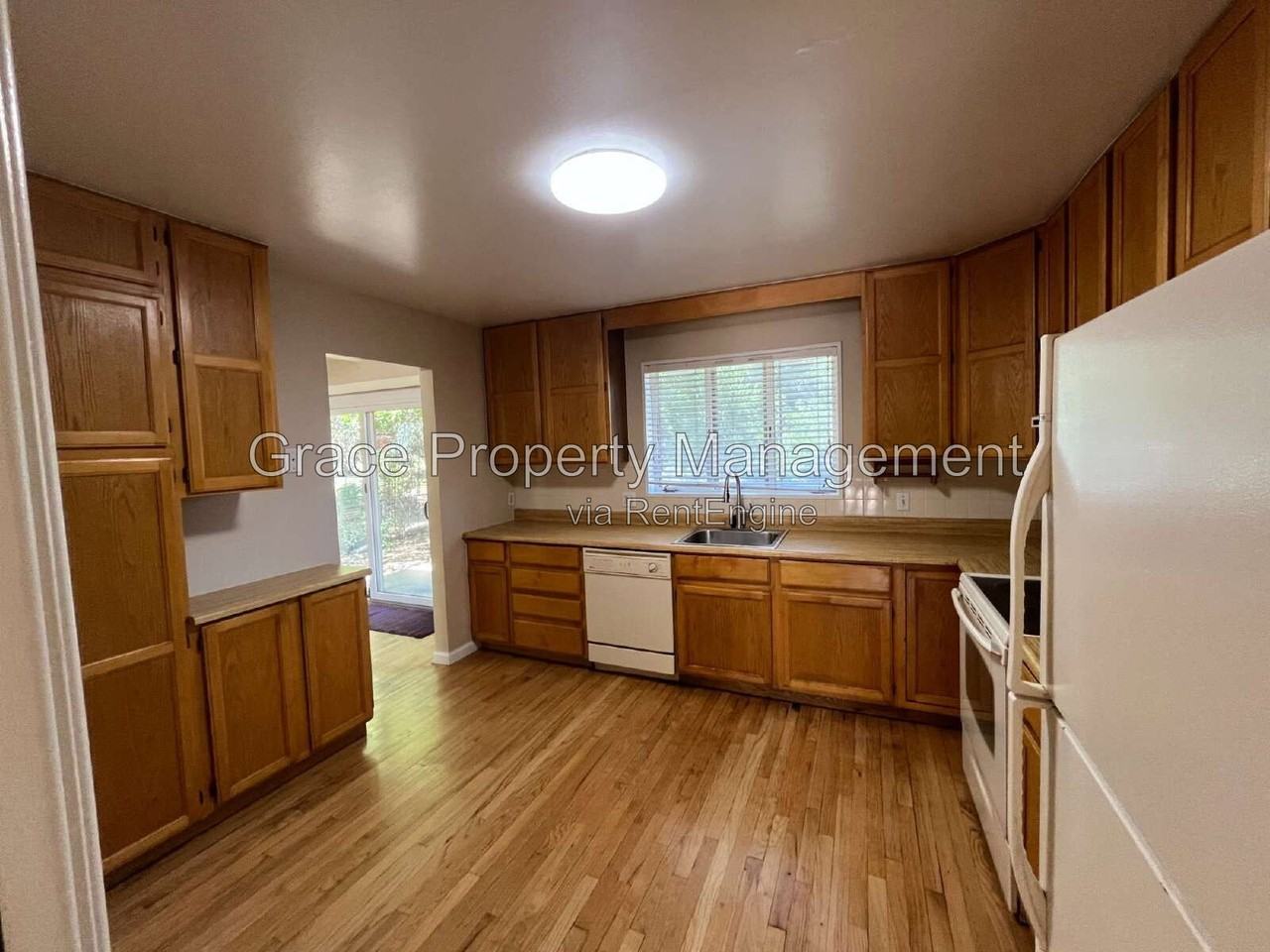 10541 Livingston Dr - Photo 3 of 17