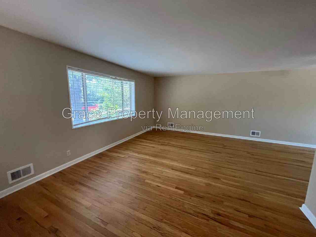 10541 Livingston Dr - Photo 4 of 17