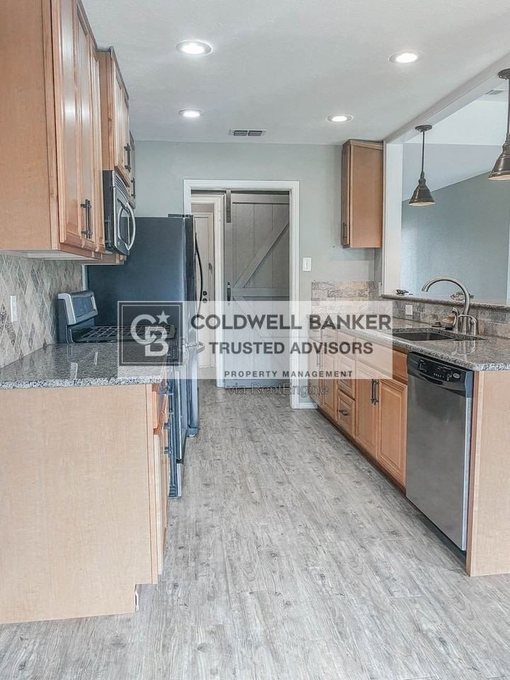 2609 74th Pl - Photo 7 of 18