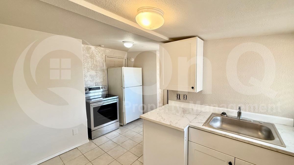 225 S Grand Dr #4 - Photo 3 of 9