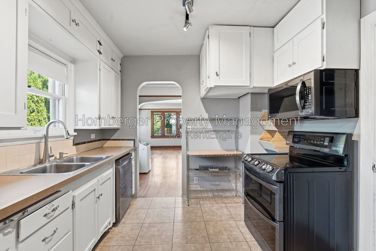 1210 S Maple St - Photo 2 of 26