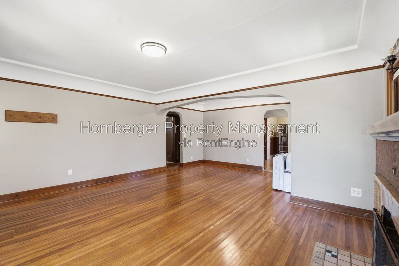 1210 S Maple St - Photo 4 of 26