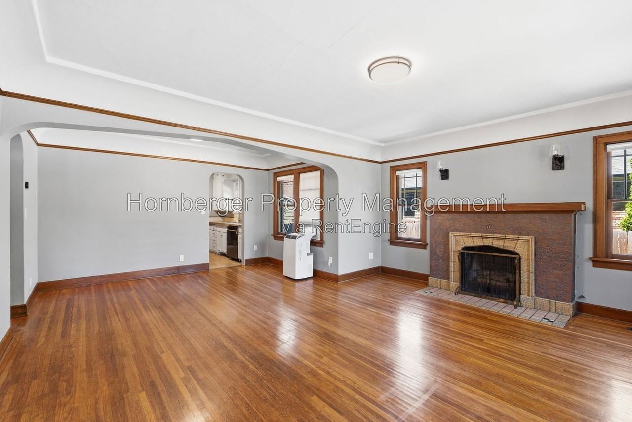 1210 S Maple St - Photo 5 of 26