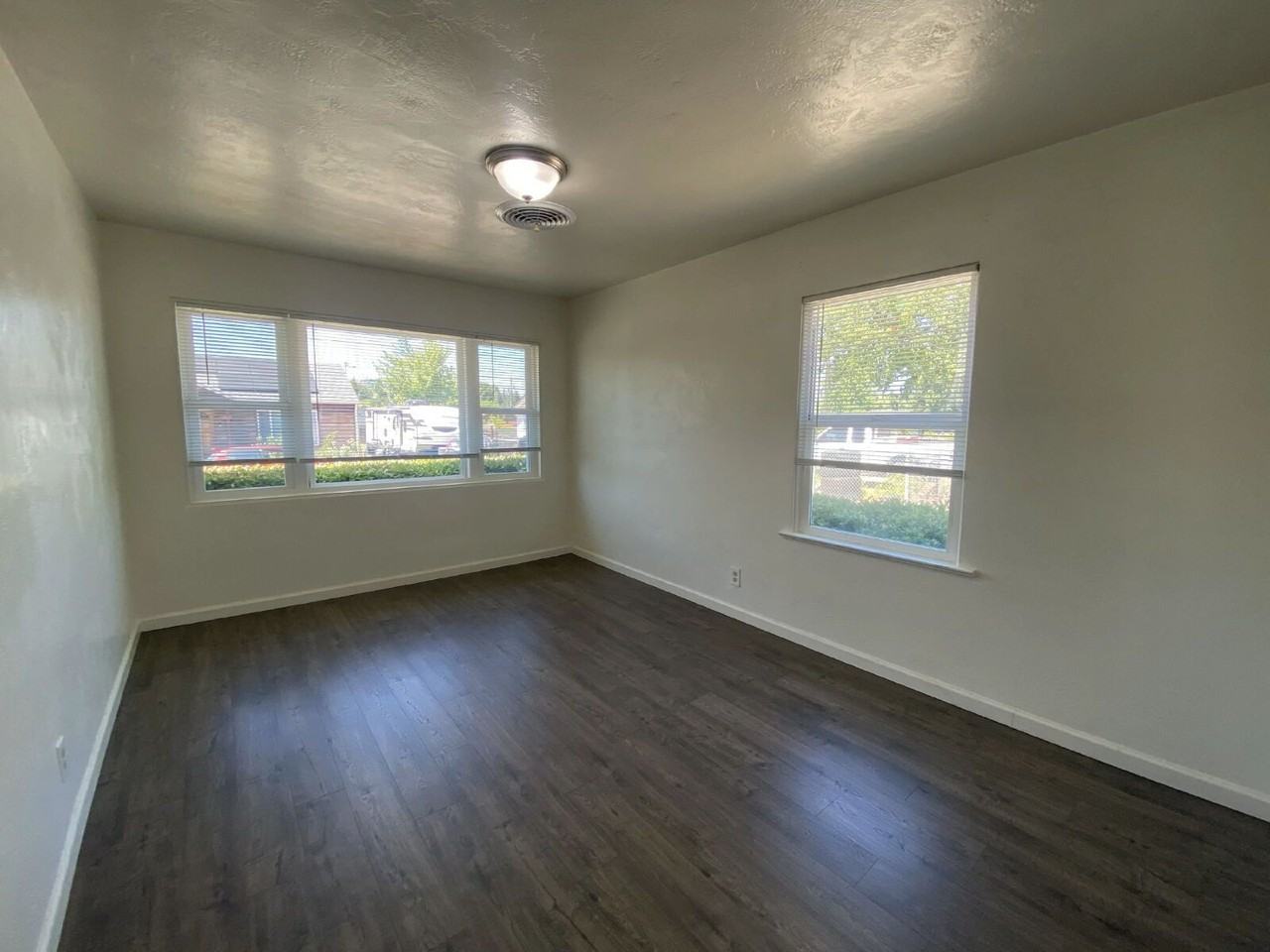 563 W Center St - Photo 5 of 33
