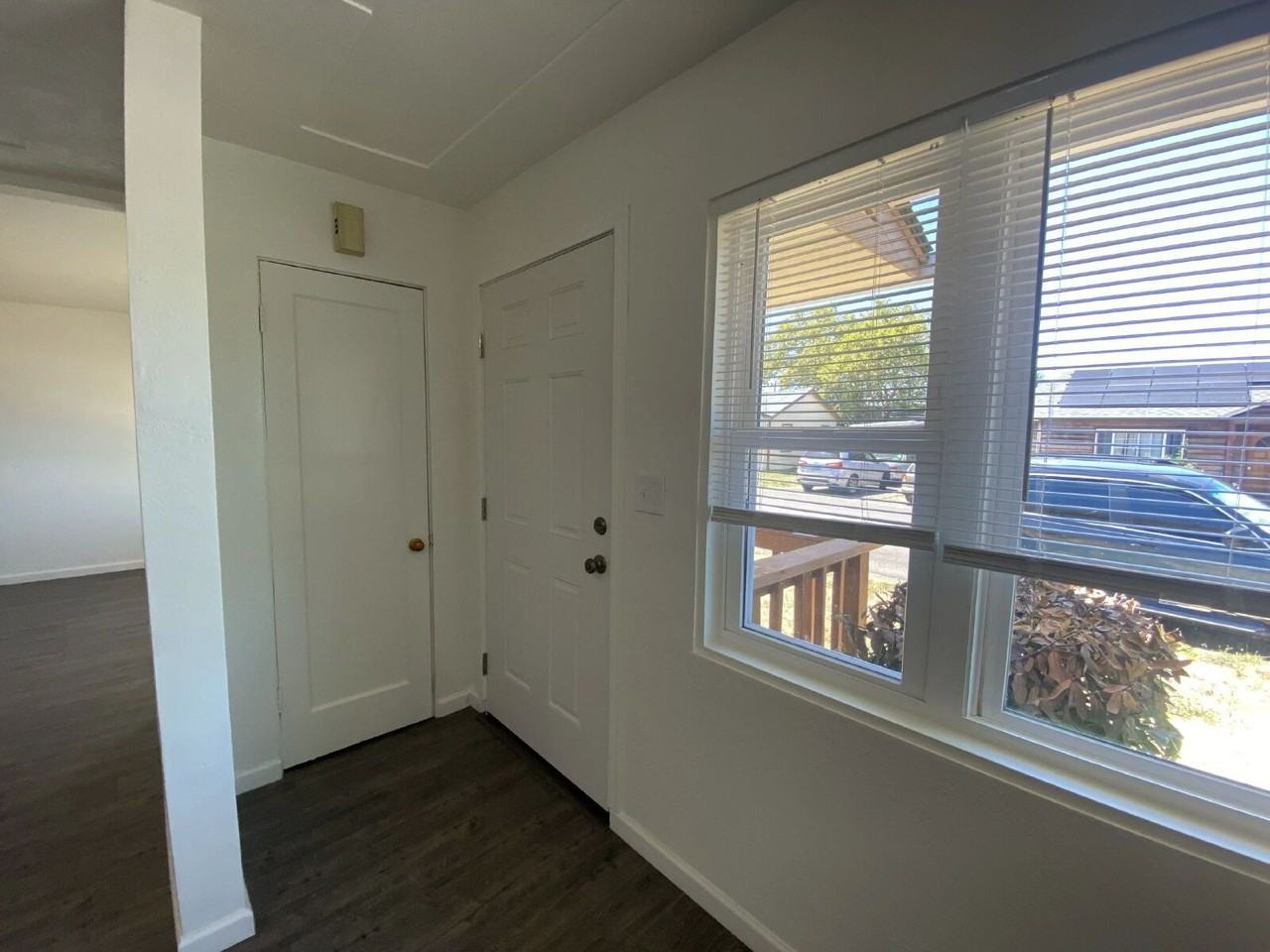 563 W Center St - Photo 6 of 33