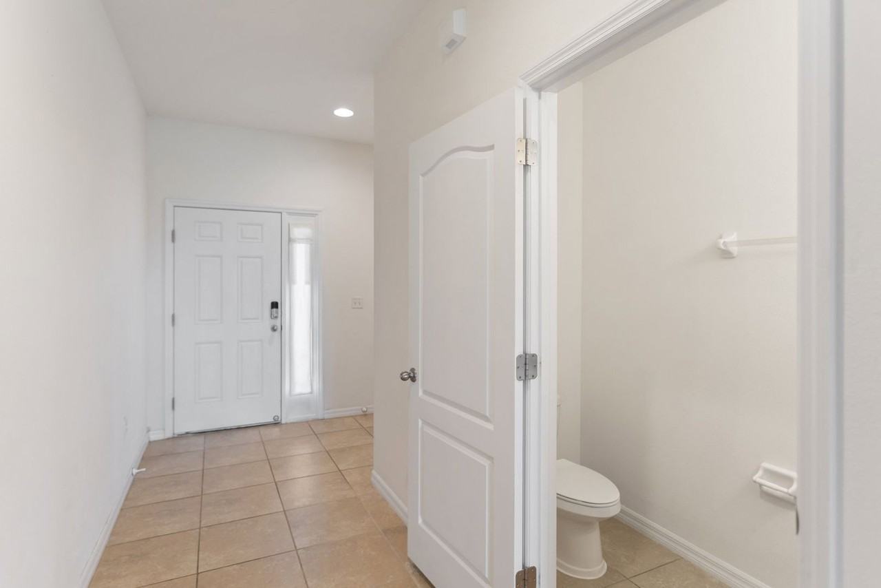 3840 Silverlake Way - Photo 4 of 19
