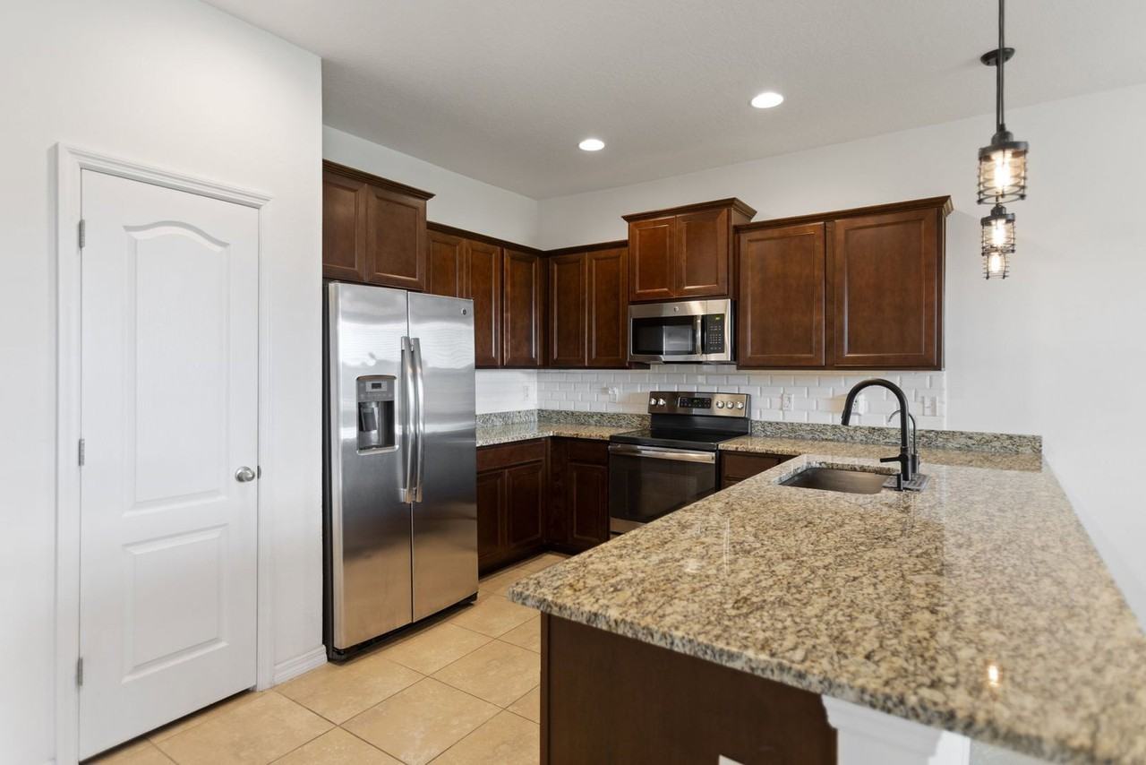 3840 Silverlake Way - Photo 5 of 19