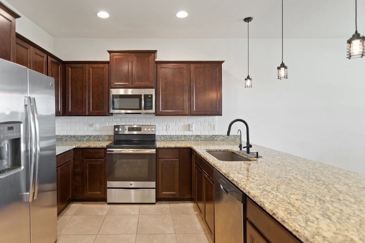 3840 Silverlake Way - Photo 6 of 19