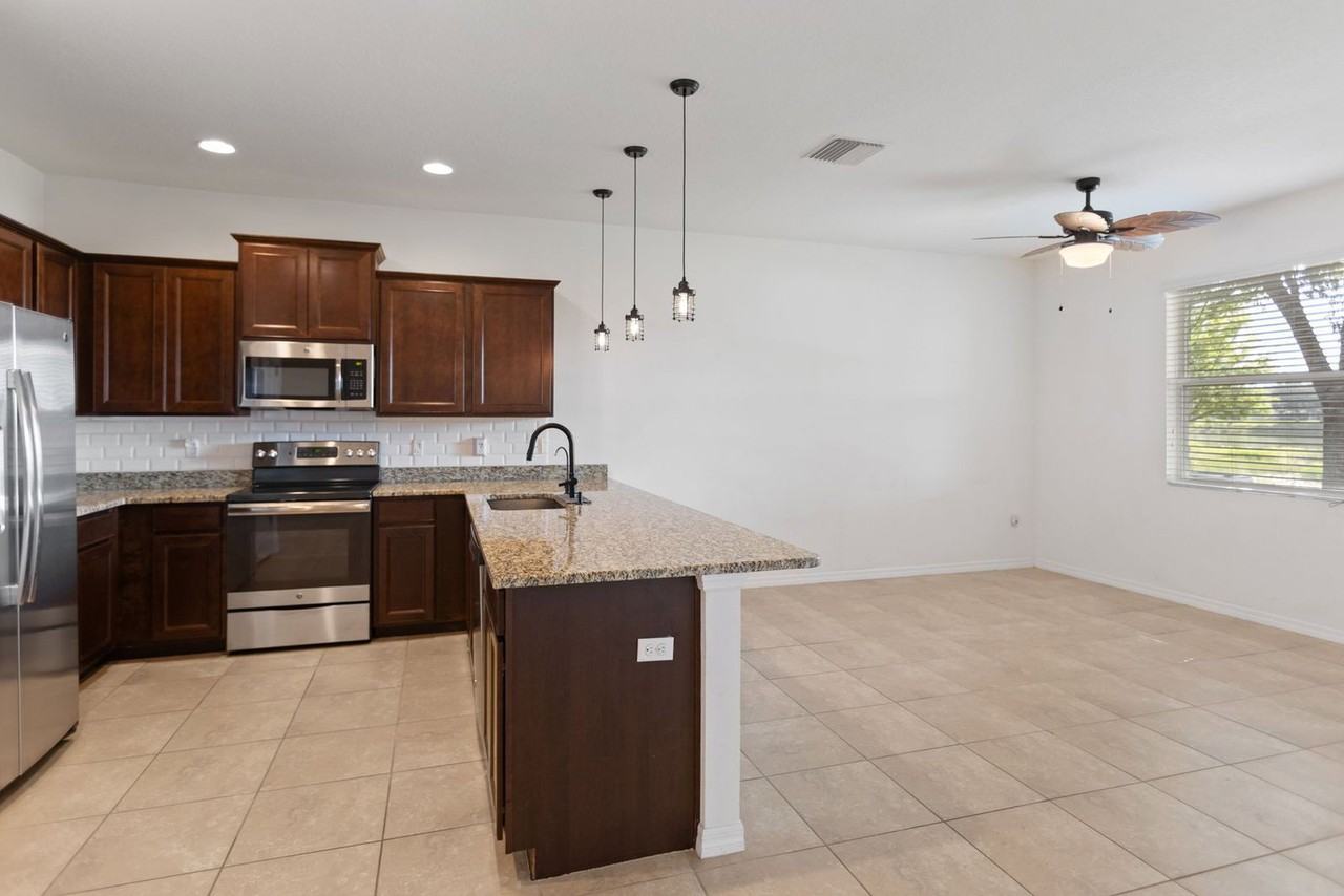 3840 Silverlake Way - Photo 7 of 19