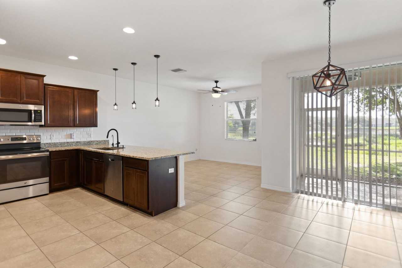 3840 Silverlake Way - Photo 2 of 22