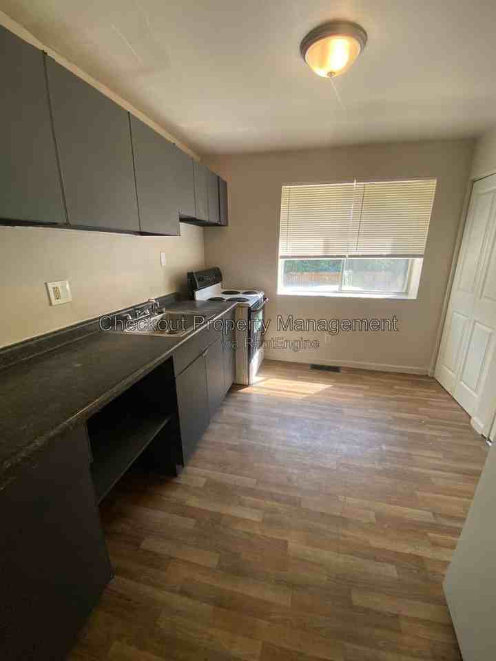 9957 Sloane Sq - Photo 2 of 9