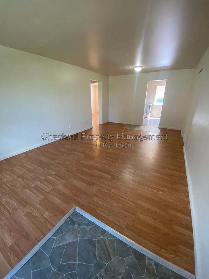9957 Sloane Sq - Photo 3 of 9