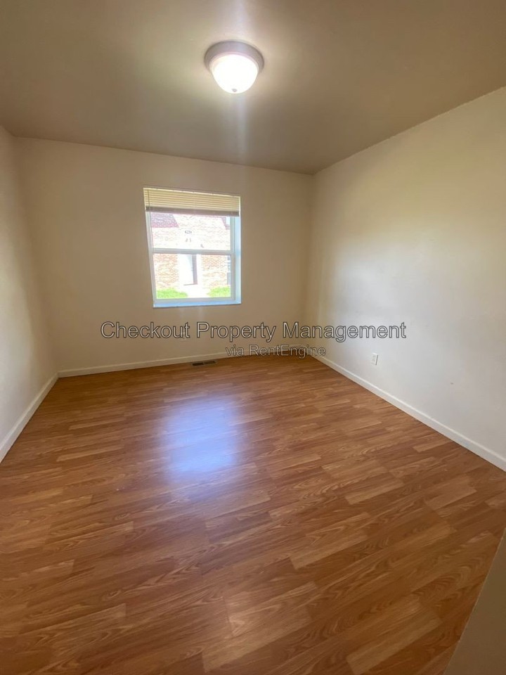 9957 Sloane Sq - Photo 6 of 9
