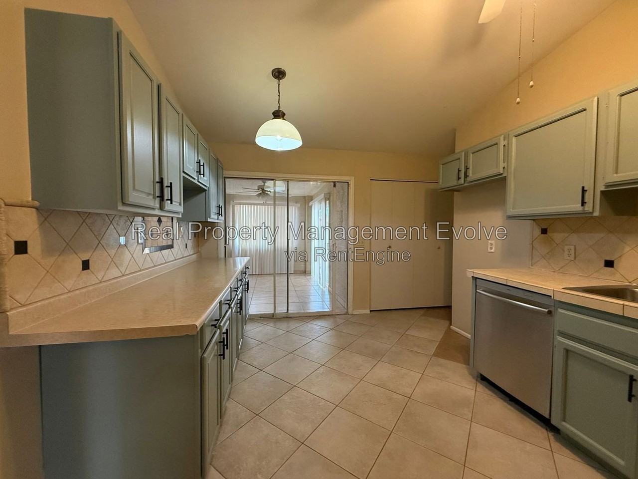513 E Wickieup Ln - Photo 4 of 21