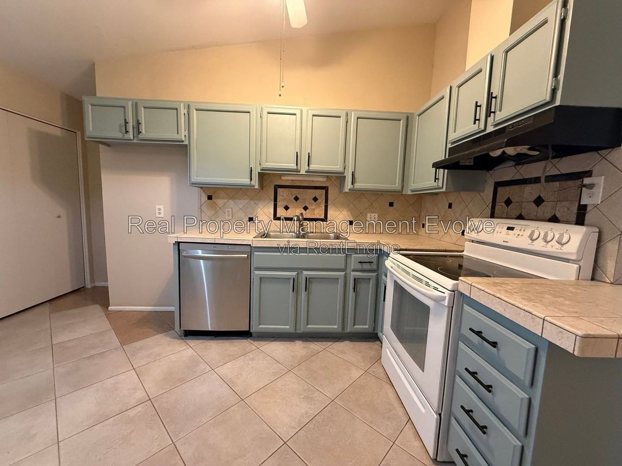 513 E Wickieup Ln - Photo 5 of 21