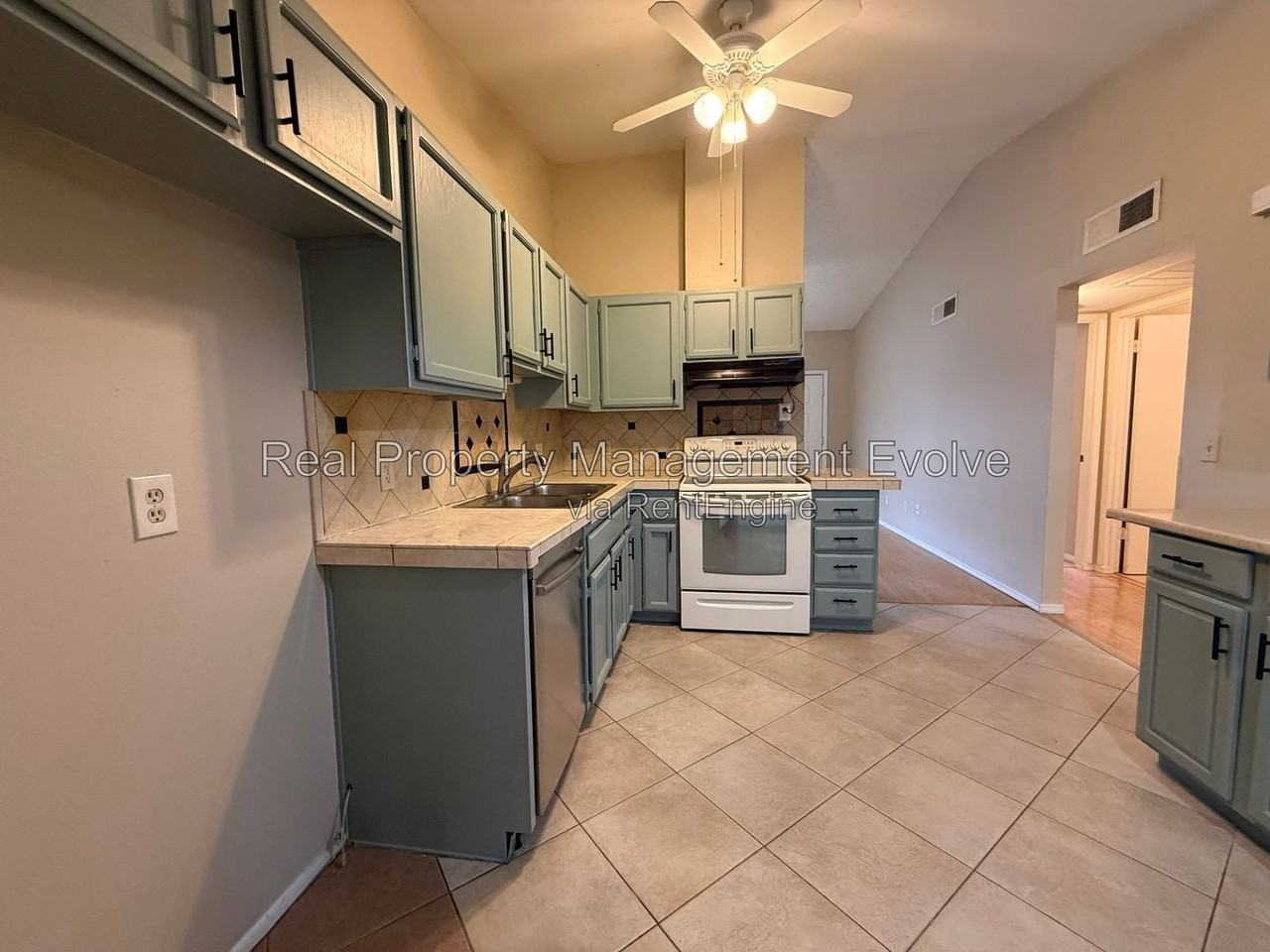 513 E Wickieup Ln - Photo 6 of 21