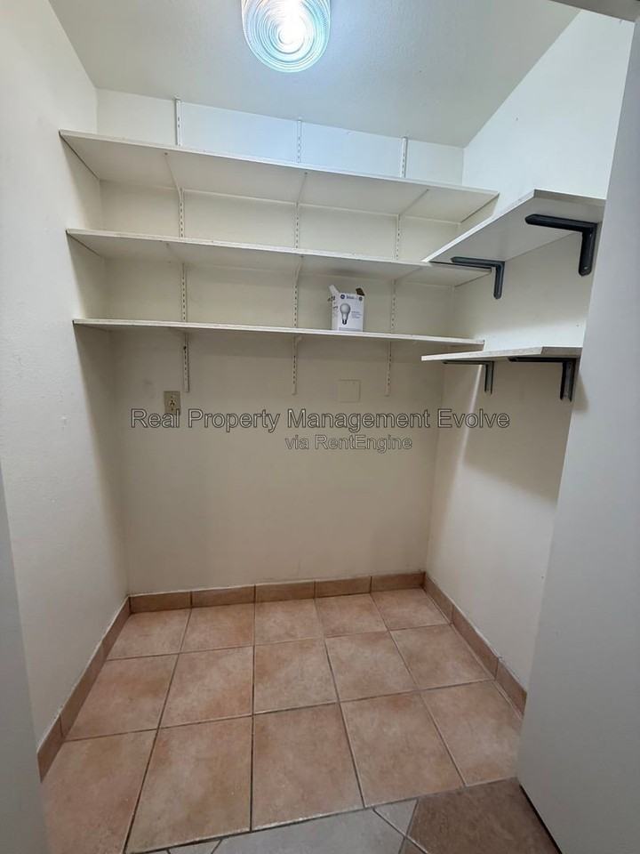 513 E Wickieup Ln - Photo 7 of 21