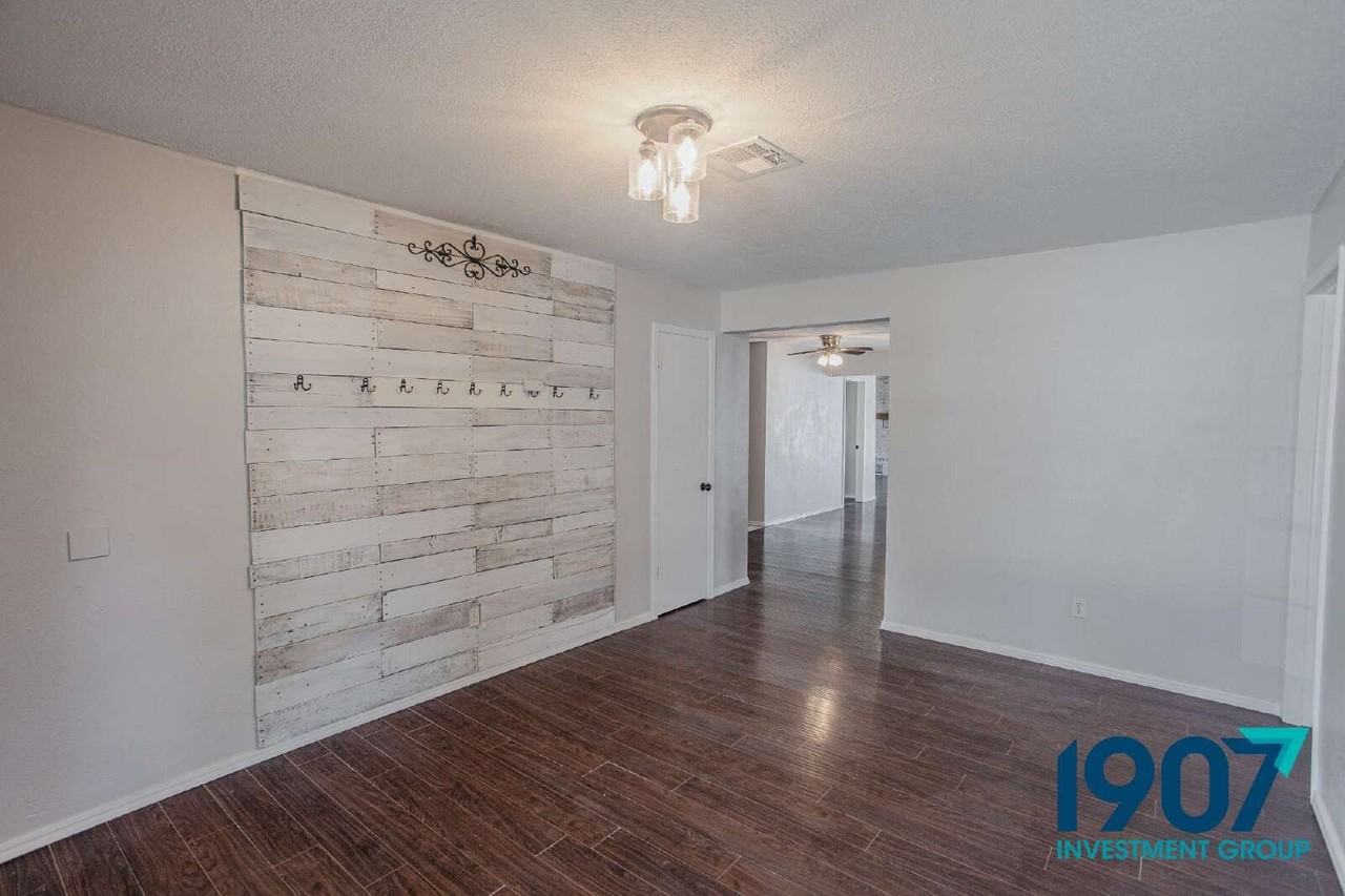 1041 Sw 2nd St - Photo 7 of 30