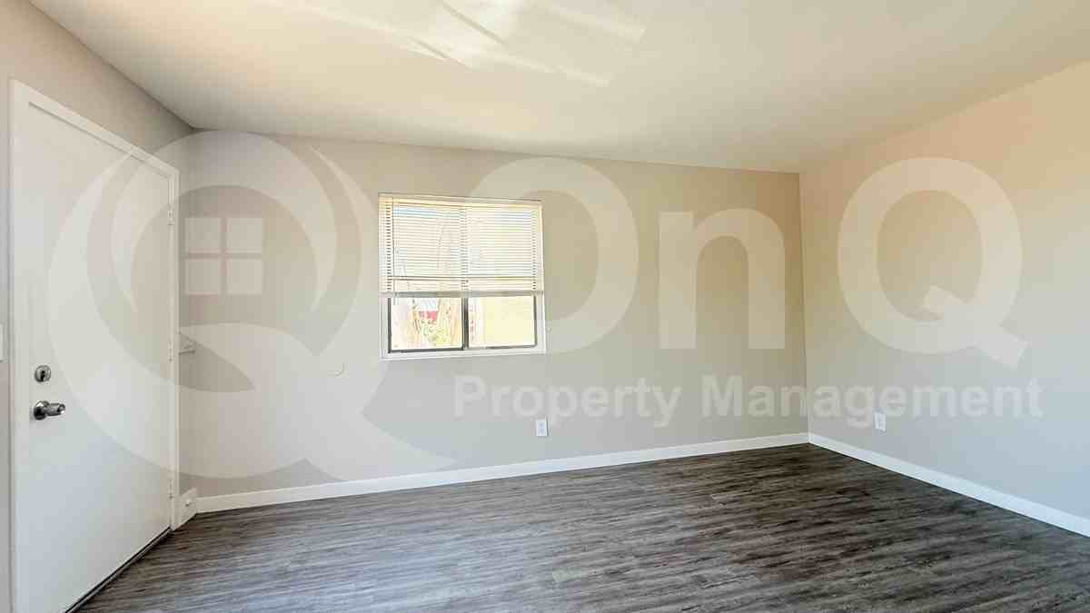 2145 W Mariposa St #201 - Photo 5 of 9