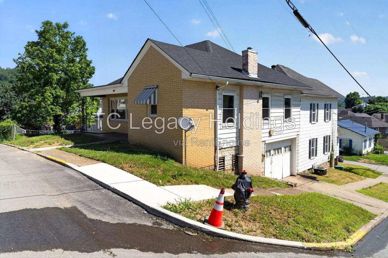 300 Ash Ave - Photo 2 of 32