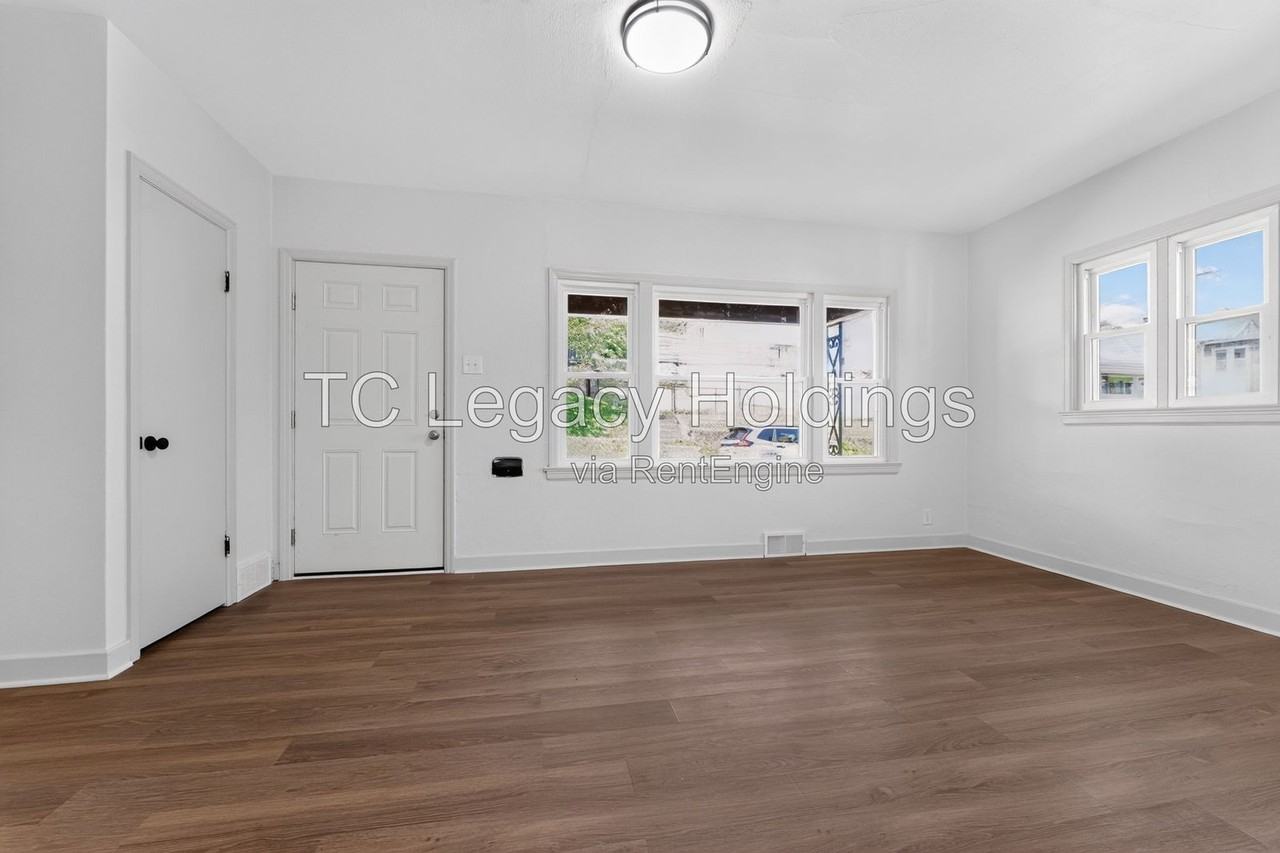 300 Ash Ave - Photo 7 of 32