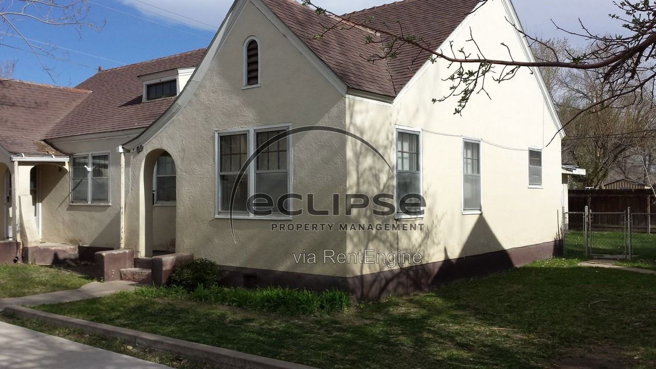 909 3rd St - Photo 4 of 14