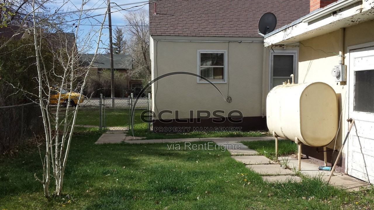 909 3rd St - Photo 7 of 14