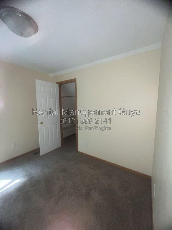 1914 Russell Ave N - Photo 7 of 14