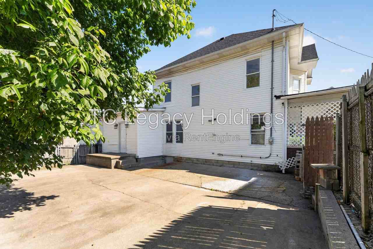 890 Traction St - Photo 5 of 34
