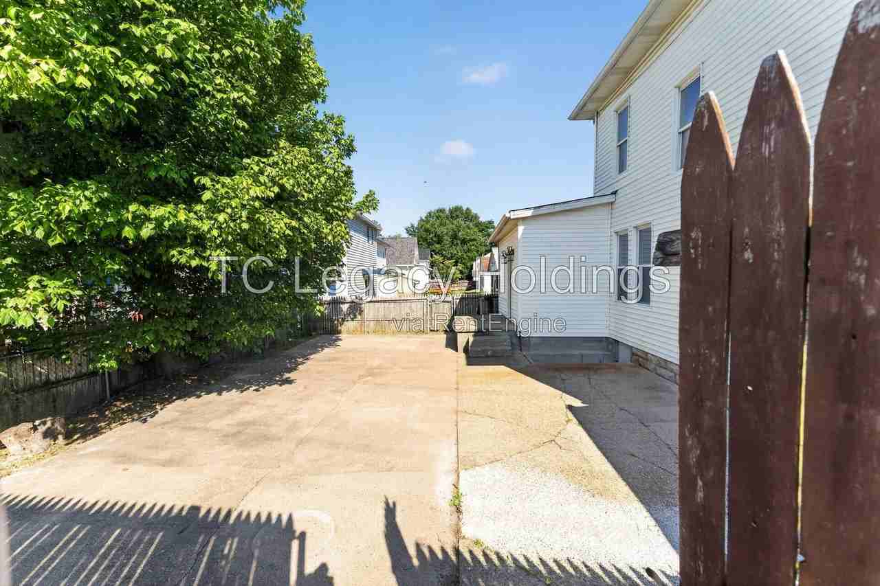890 Traction St - Photo 6 of 34