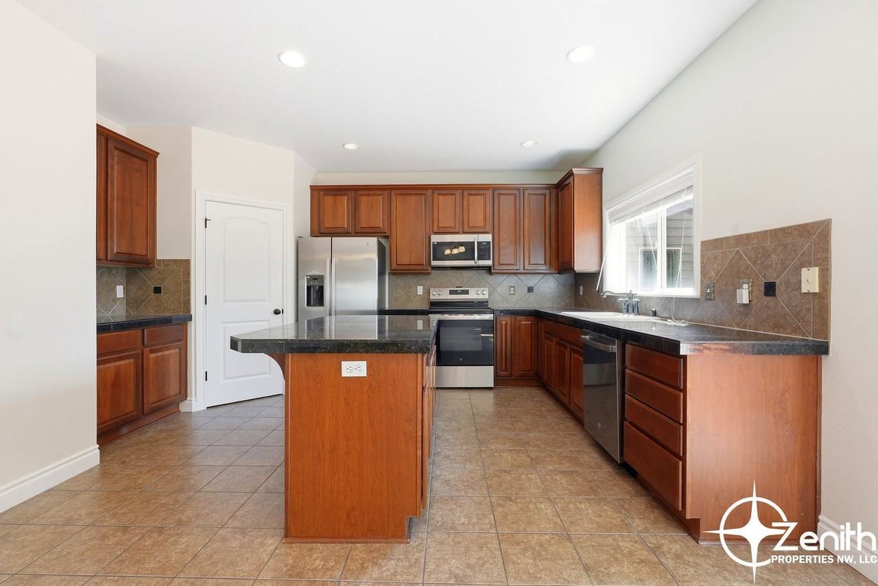 1107 Ne 127th St - Photo 6 of 48