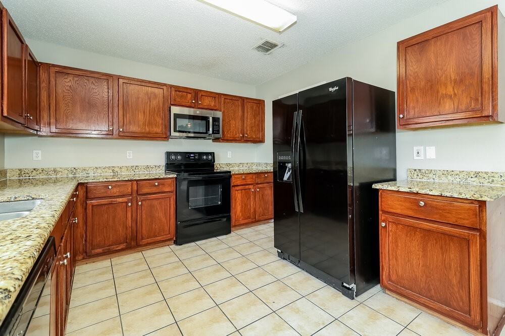 8737 Hunters Point Way - Photo 6 of 17