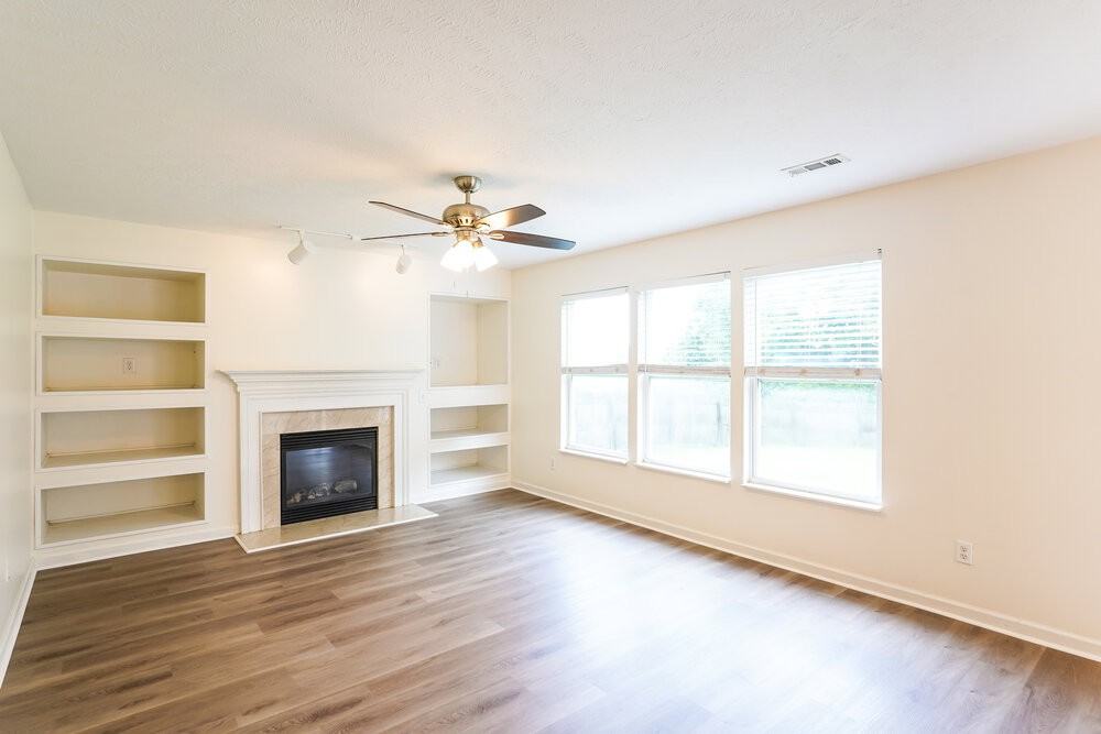 4565 Hawthorn Dr - Photo 4 of 17