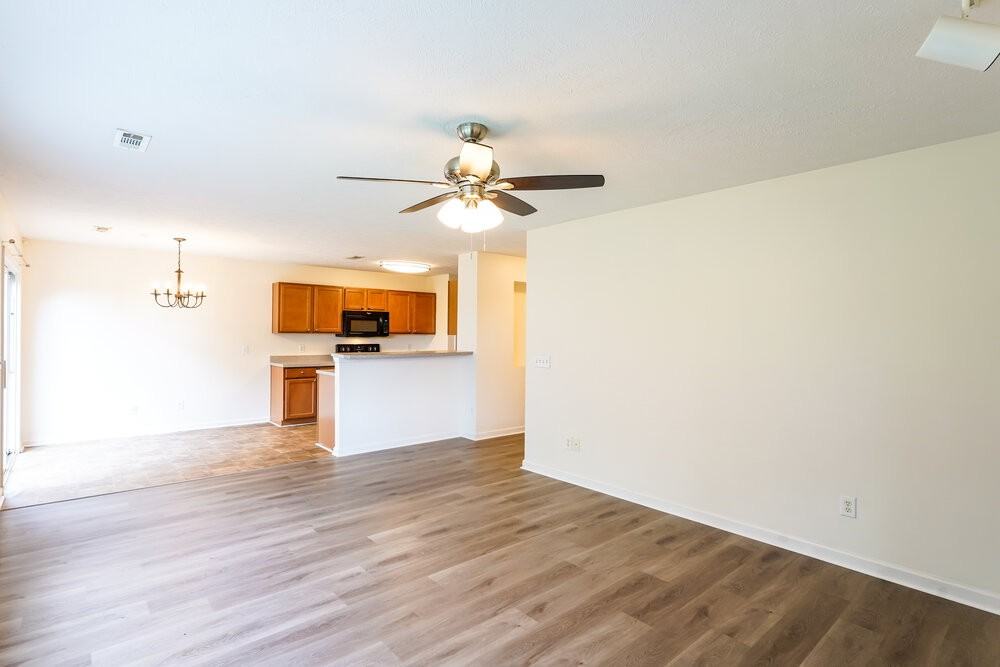 4565 Hawthorn Dr - Photo 5 of 17