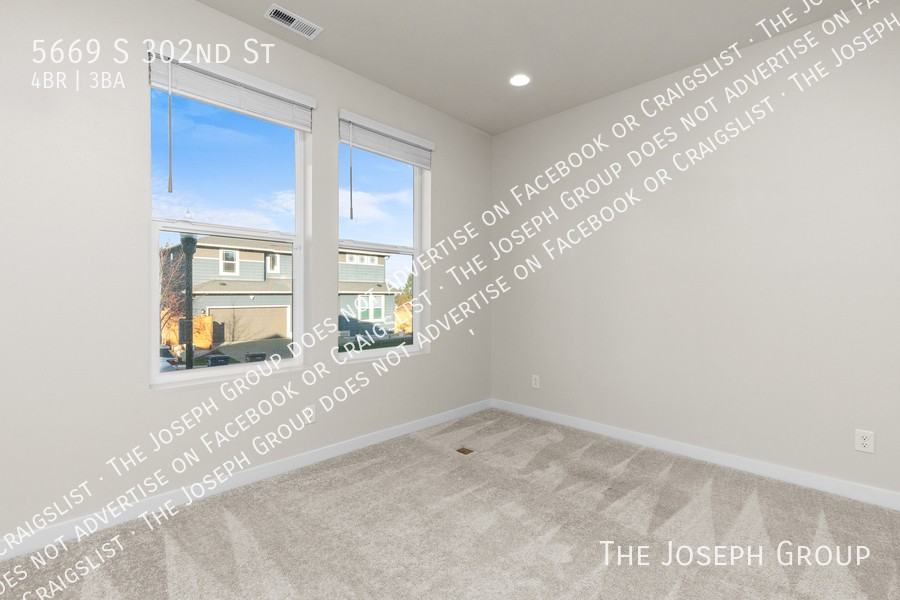 5669 S 302nd St - Photo 4 of 41