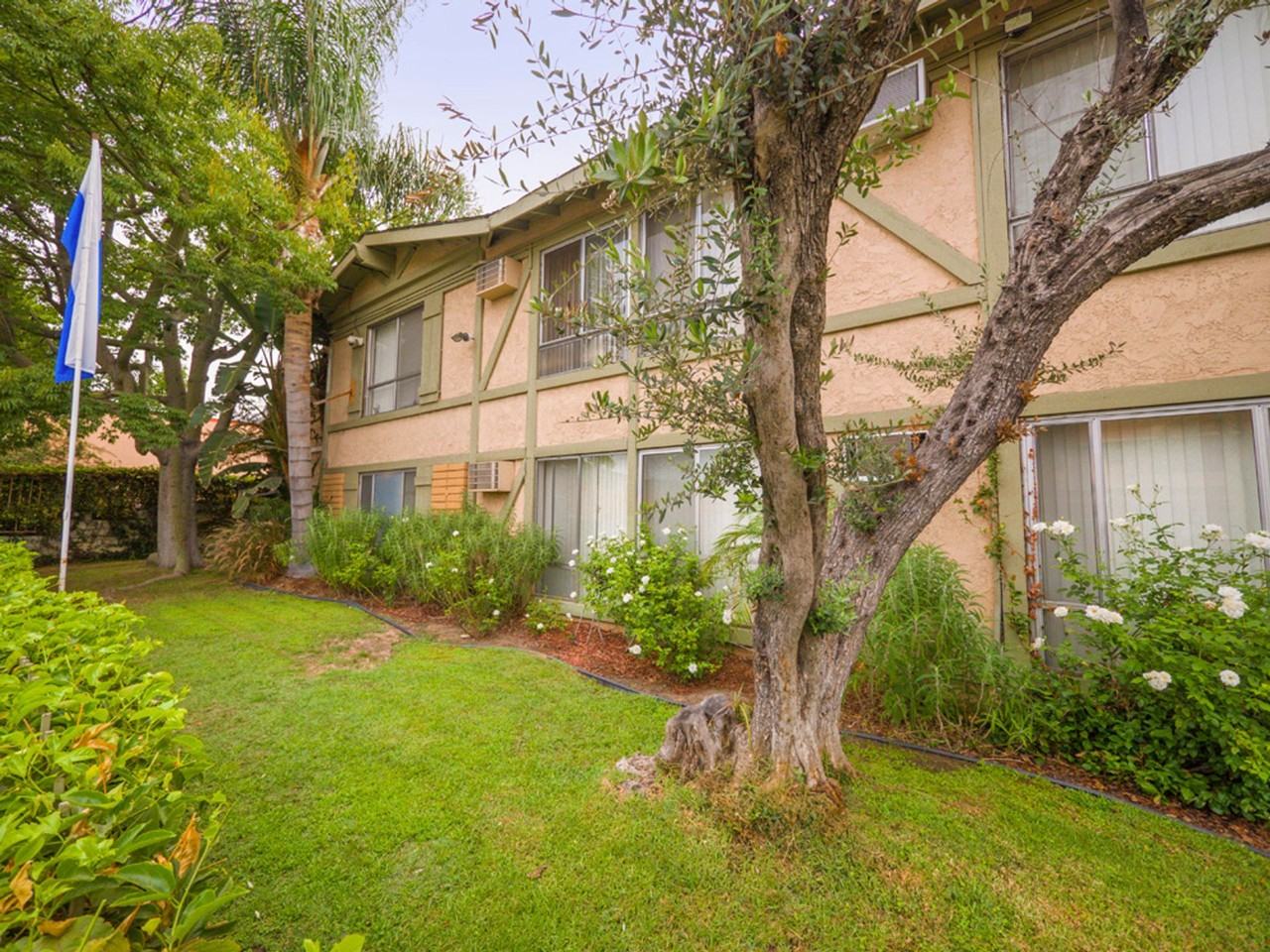 6736 Cleon Ave - Photo 4 of 50