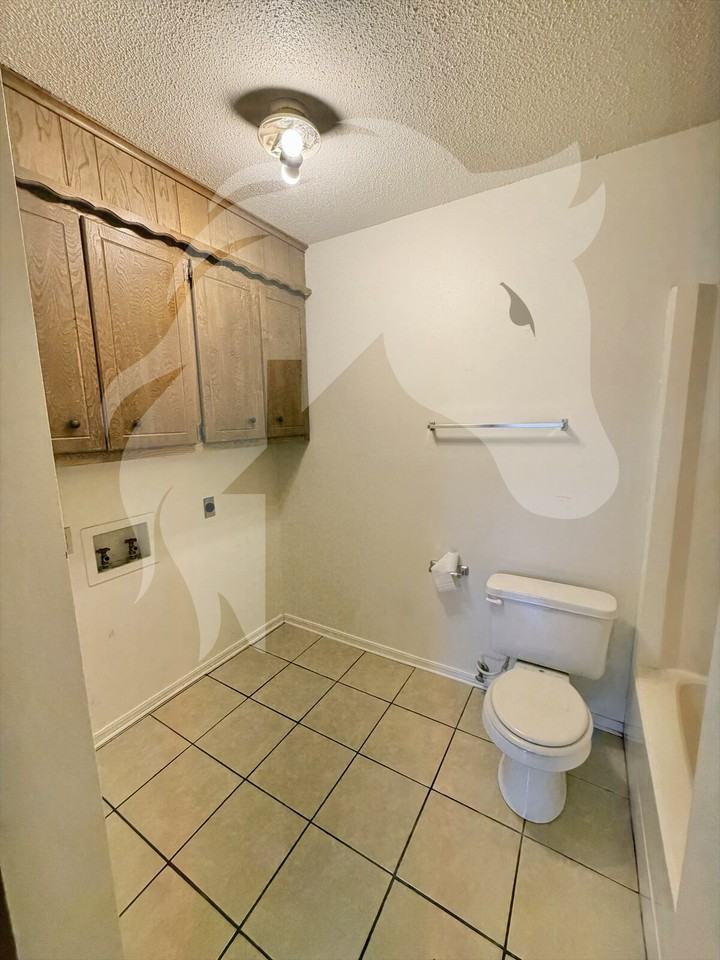 2426 Webster Ave - Photo 3 of 8
