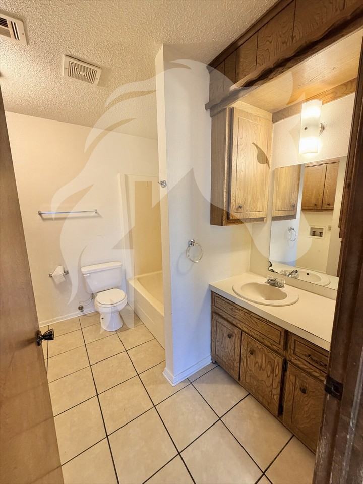 2426 Webster Ave - Photo 4 of 8