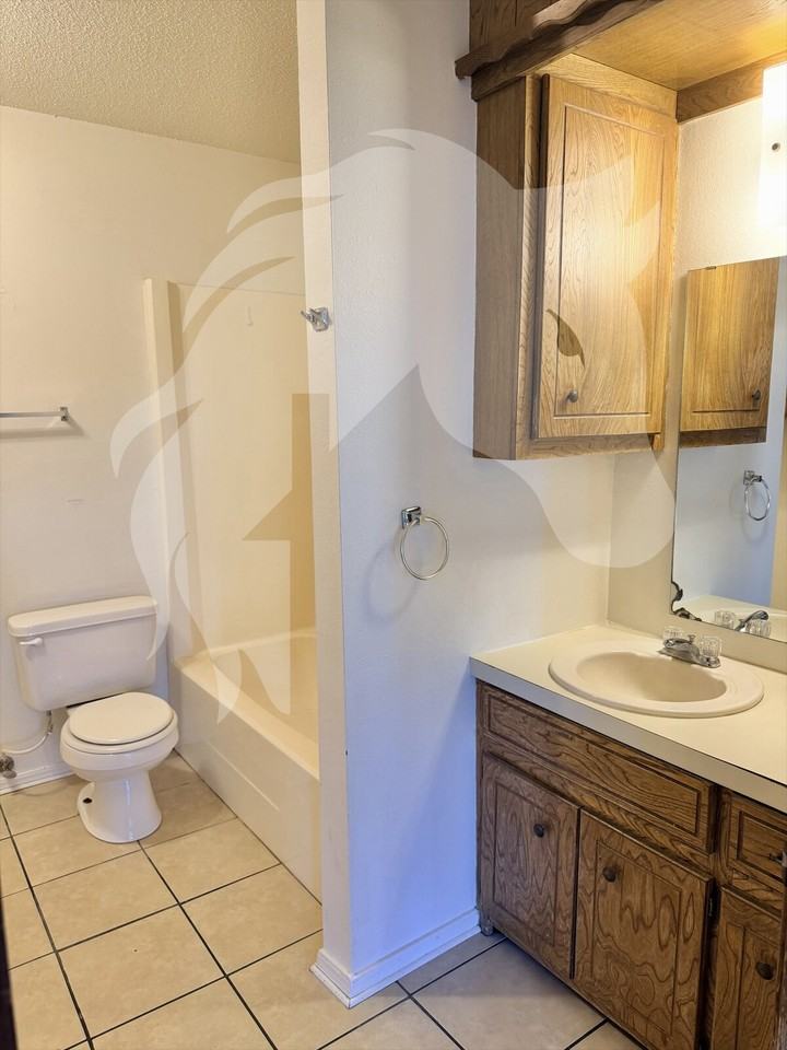 2426 Webster Ave - Photo 6 of 8